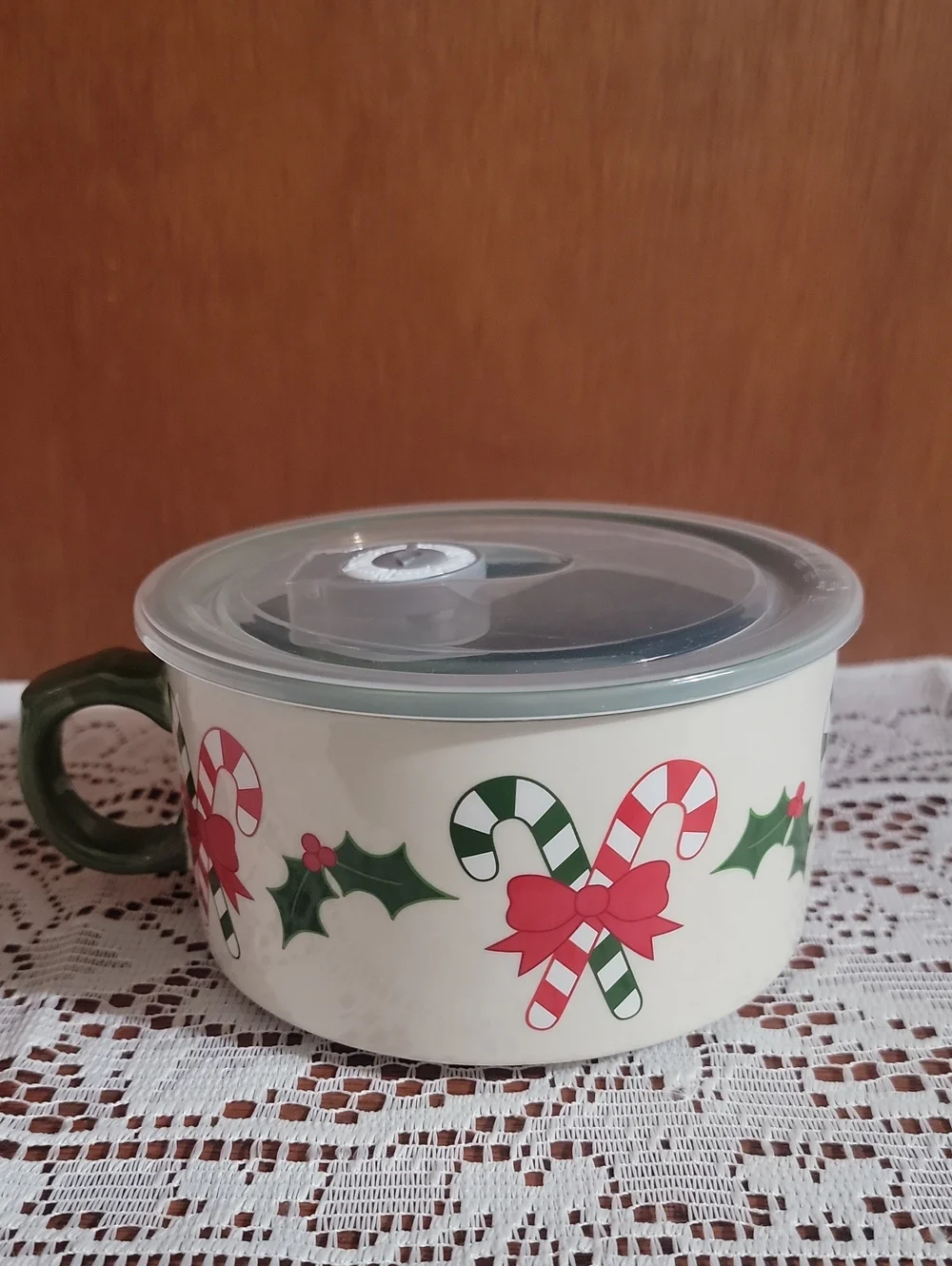 Temp-Tations White Ceramic Candy Cane Soup Mug with Green Handle and Clear Lid